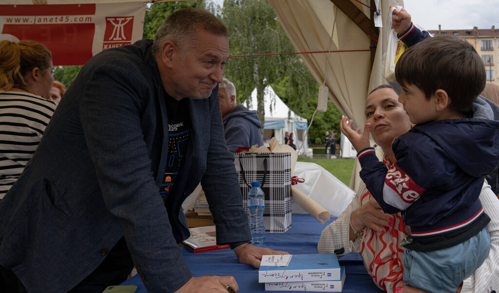 "Моята битка винаги е била да се види, че на малки езици може да се говори за големите и важни неща", казва писателят