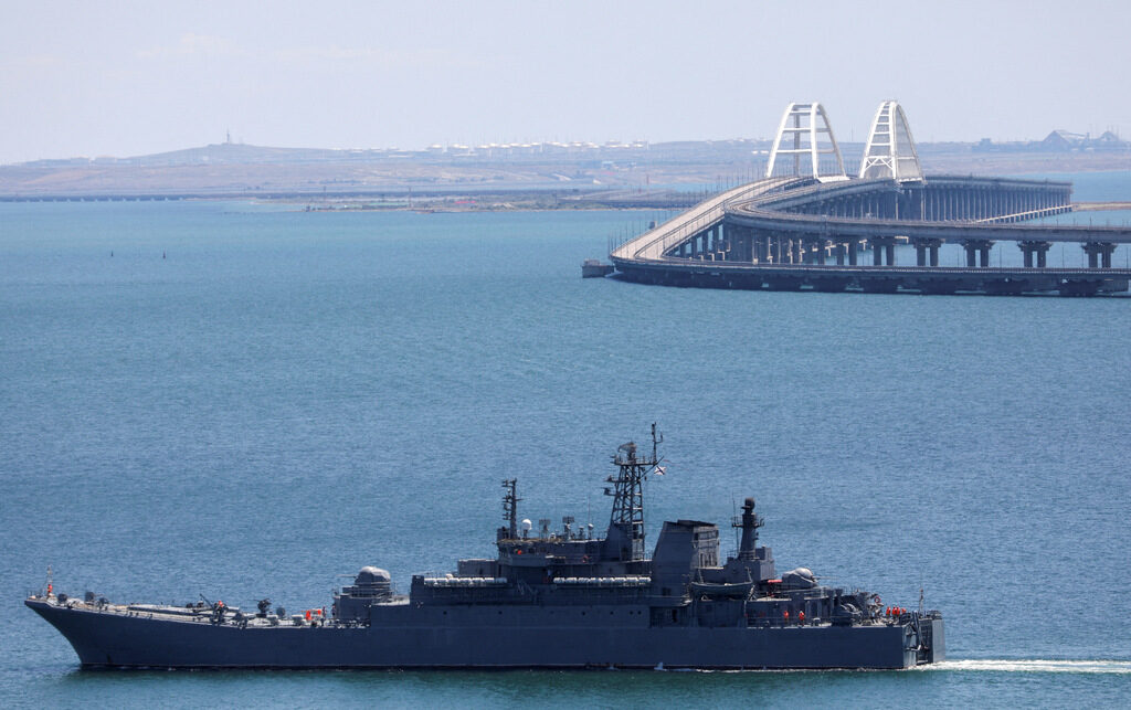 Във водите около Кримския мост могат да плават вече само военни кораби Във водите около Кримския мост могат да плават вече само военни кораби