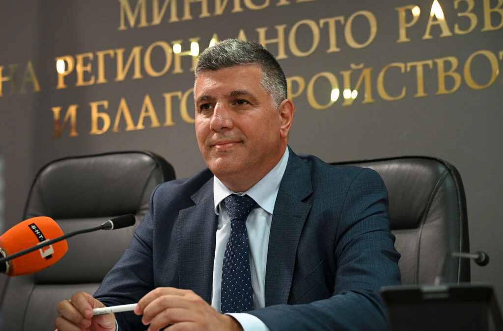 Регионалният министър: Винаги е имало пари за ремонти и строеж на пътища