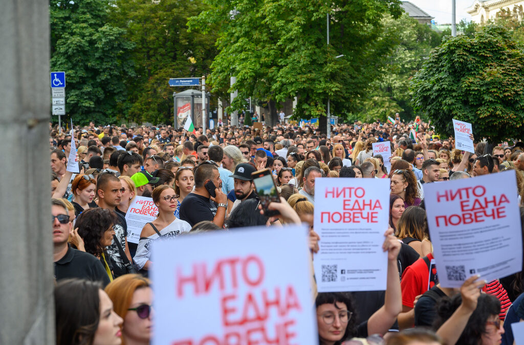 Кадър от протеста в София в понеделник в подкрепа на обезобразеното момиче