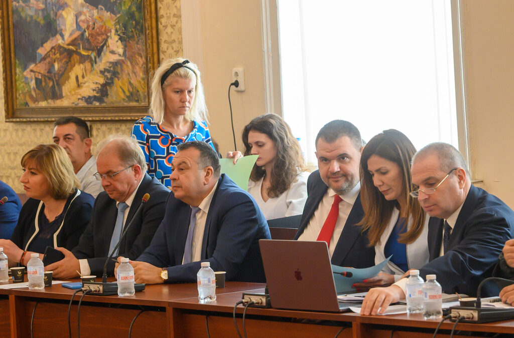 Депутатите заседаваха извънредно по време на ваканцията.