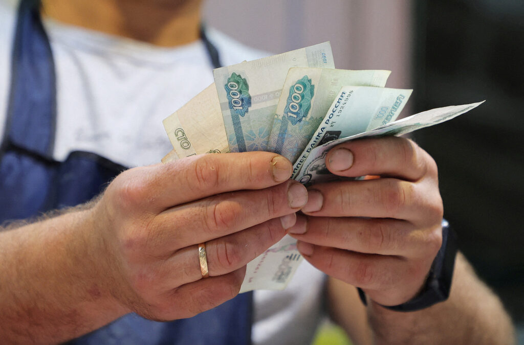 Рублата удари 16-месечно дъно спрямо еврото и долара