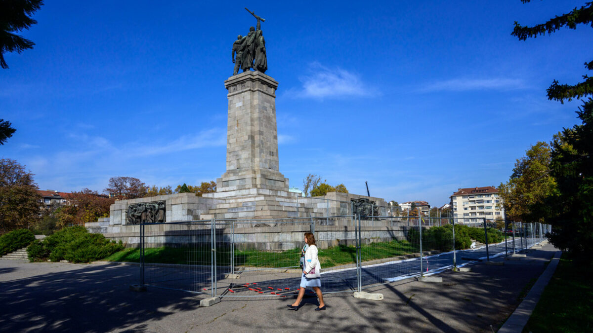 Леден парк в Княжеска градина, Паметник на съветската армия
