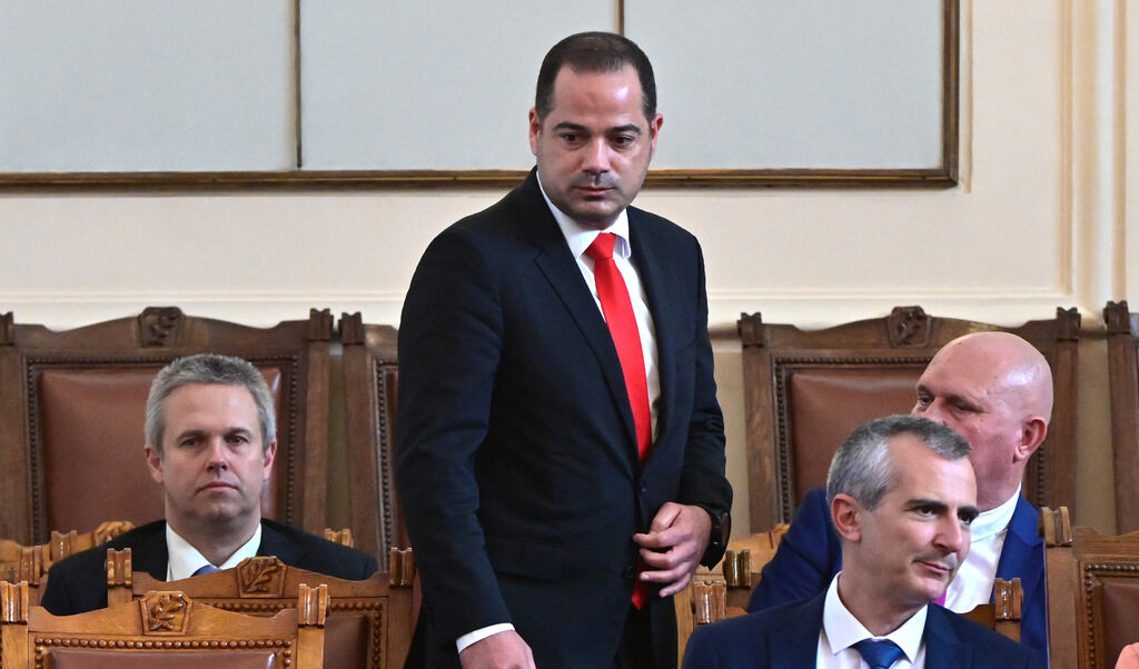 Калин Стоянов (правият) при приемането на бюджета от парламента