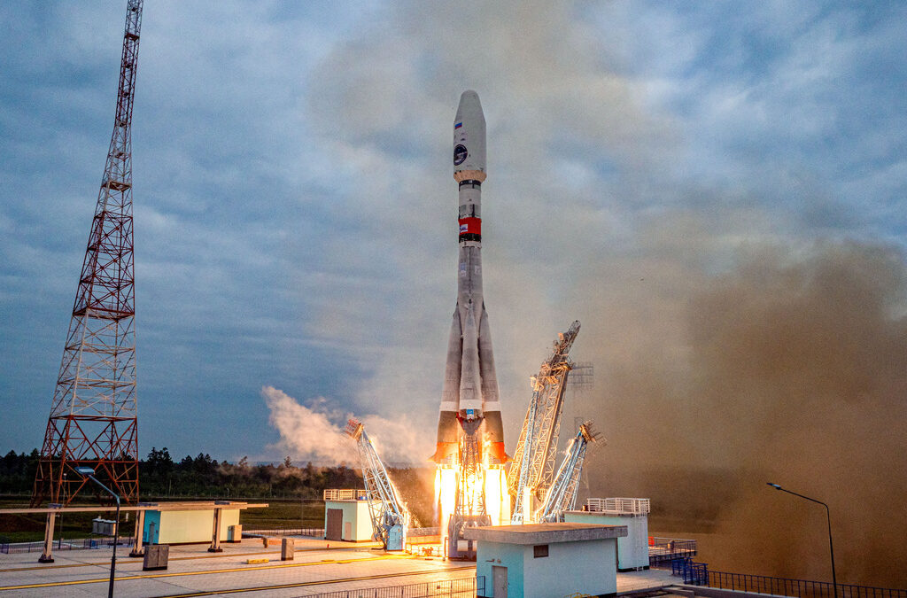 "Луна-25" продължава полета си към естествения спътник на Земята