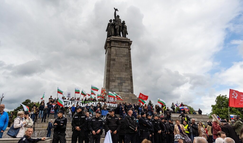В този смисъл Паметникът на Съветската армия в българската столица символизира не борбата с фашизма и нацизма, а ликвидирането на демокрацията, политическия плурализъм и правовата държава в следващите 45 години.