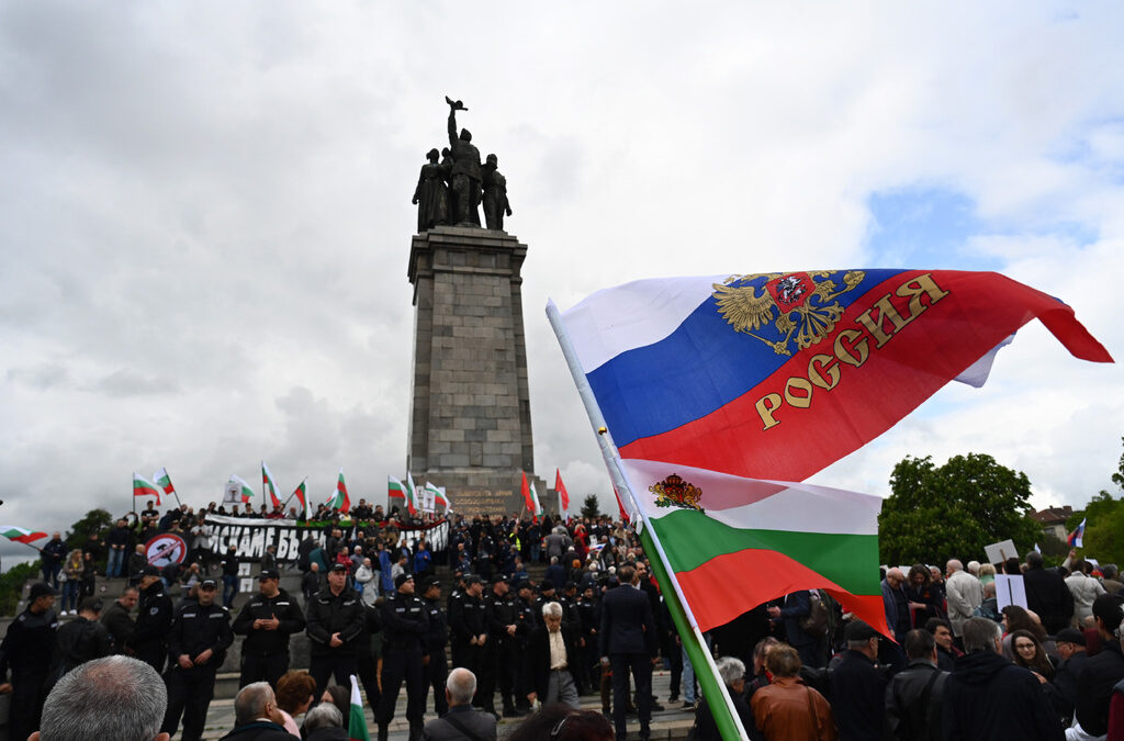 Всяка година на 9 май пред Паметника на съветската армия се събират хора, които развяват руски и български знамена. Денят е отбелязван в Русия като Ден на победата над хитлеристка Германия. Снимката е архивна.