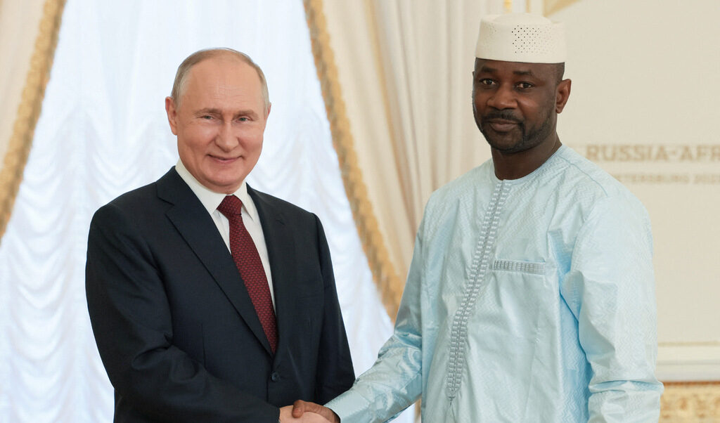 Руският президент Владимир Путин с полковник Асими Гоита, "временен президент" на Мали, в Санкт Петербург