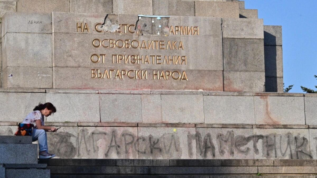 Костадинов и фенове на "Левски" размениха остри думи заради Паметника на съветската армия