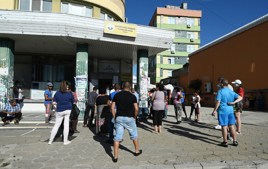 По данни на ОИСР процентът на безработните млади хора в България е сред най-високите в ЕС - 18% при средно 14% за Европа.
