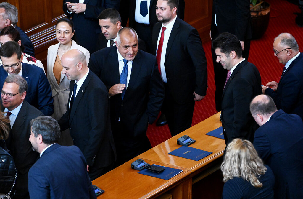 Всичко навсякъде наведнъж: Депутатите започват с амбициозна програма и предизборни сметки