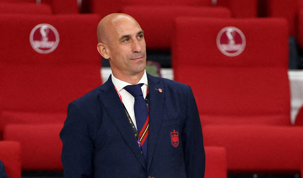 ФИФА разследва шефа на испанската федерация след целувката към футболистка