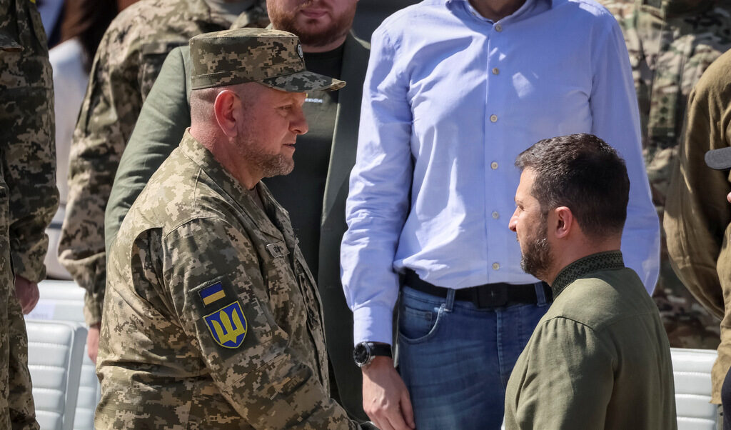 Украинският президент Володимир Зеленски с командващия украинските сили Валерий Залужни