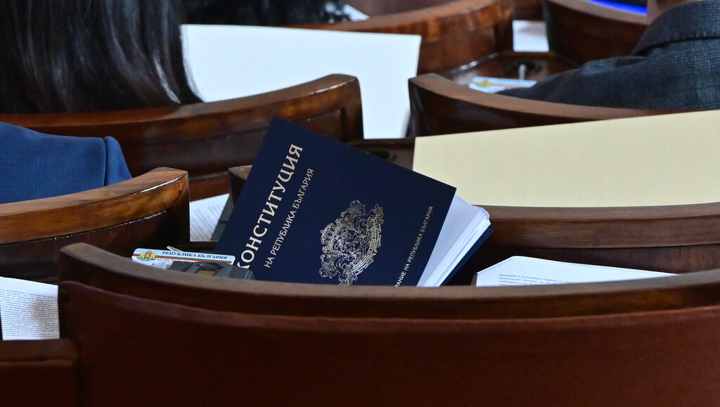 Дошло е време да се ограничи кръгът на използваните основни понятия в нашата конституция, като отпадне "народ" за сметка на "граждани" и "нация".