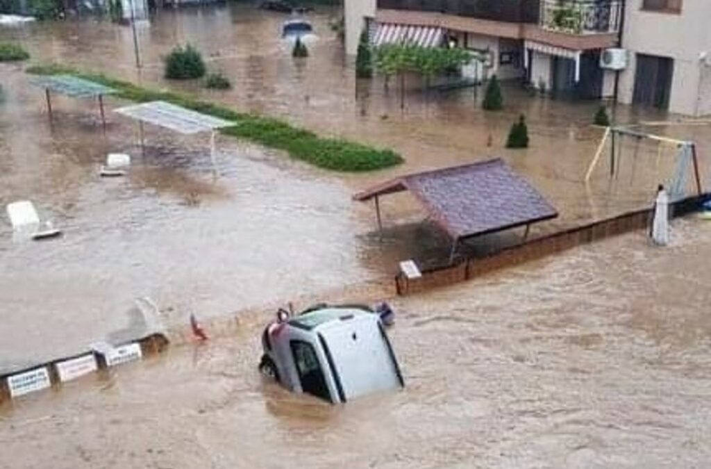 Бедствено положение в Царево заради проливен дъжд, затворен е основен път на юг