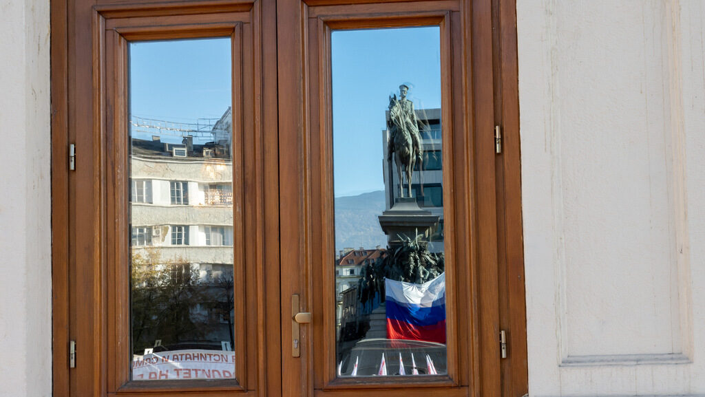Пред българския парламент стои статуята на руския цар, а българският национален празник е денят на неговото възкачване на престола. Пред българския парламент стои статуята на руския цар, а българският национален празник е денят на неговото възкачване на престола.