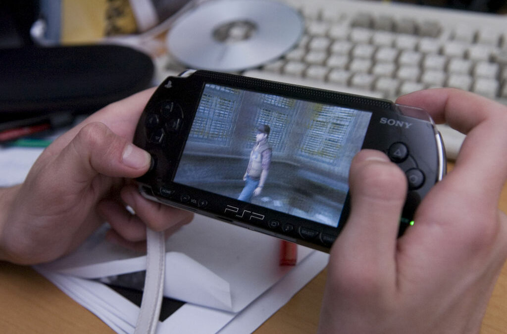 PSP Slim and Lite може да се включи директно към телевизора чрез TV-OUT кабел PSP Slim and Lite може да се включи директно към телевизора чрез TV-OUT кабел