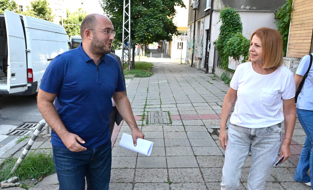 Йорданка Фандъкова и Георги Георгиев на представянето на нов проект за повишаване на пътната безопасност - грапав червен асфалт, който ще намалява спирачния път преди пешеходни пътеки