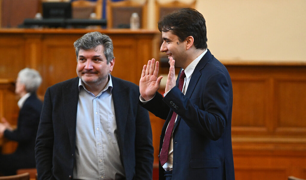 Регистрите трябва да станат електронни, ползването на е-услуги ще става без електронен подпис Регистрите трябва да станат електронни, ползването на е-услуги ще става без електронен подпис
