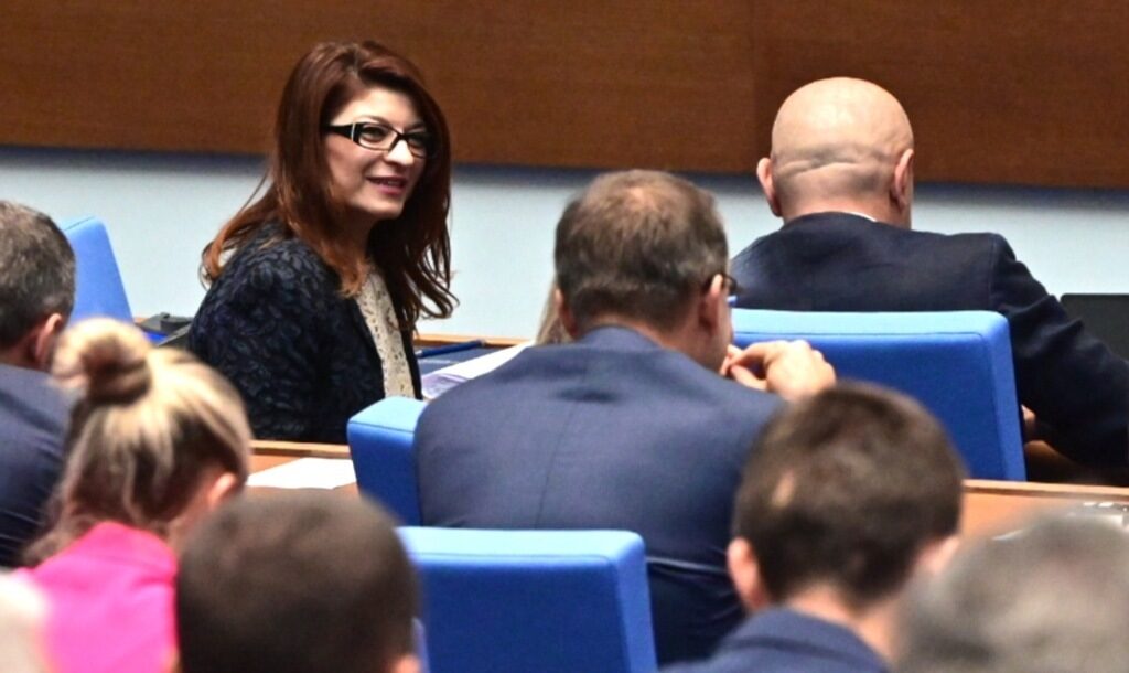 Депутатите ще почиват три седмици преди местния вот (обновена)