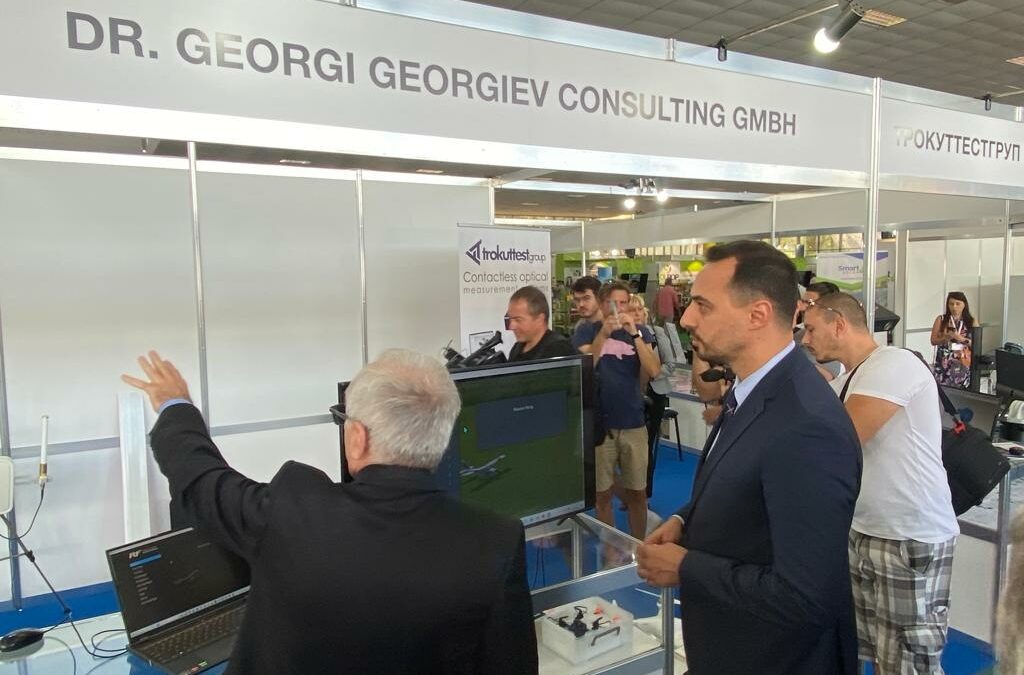 Министър Богданов в залите на панаира.