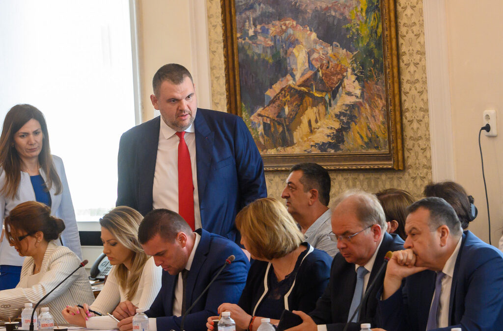 Кадър от заседание на комисията по правни въпроси през август тази година