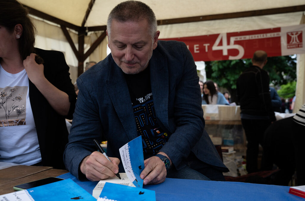 Георги Господинов раздаде автографи по време на събитие по повод книгата му "Времеубежище"