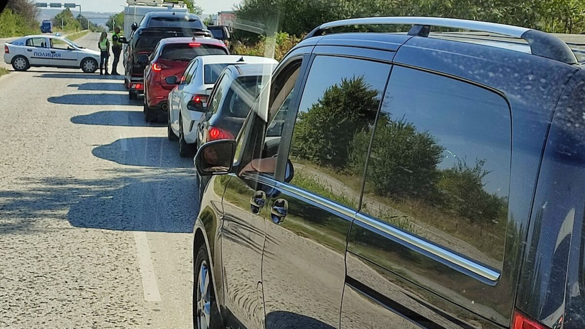 Полицията препоръчва алтернативни маршрути на пътуващите, попаднали в задръстване в Плевенско. Снимката е от района на с. Горна Студена.