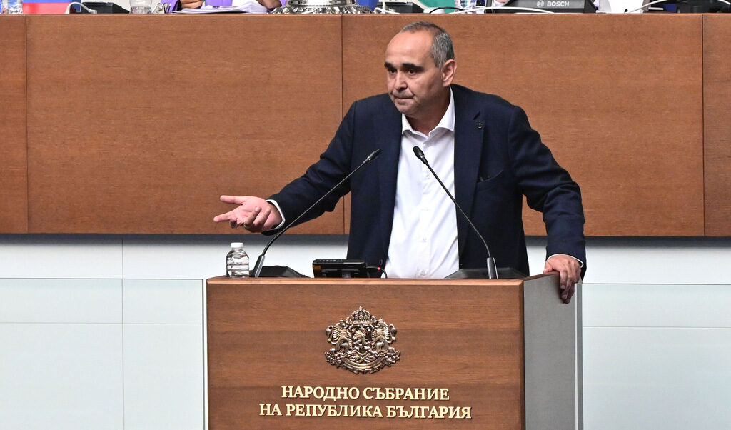 Депутат определи взаимоотношенията с протестиращите като политическа война