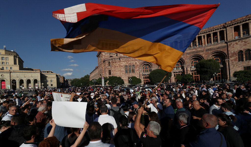 Недоволни от предпазливата реакция на Армения на кризата протестират от вчера пред правителството в Ереван.