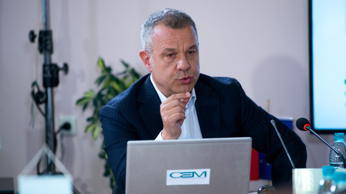 Емил Кошлуков превишава мандата си вече над година