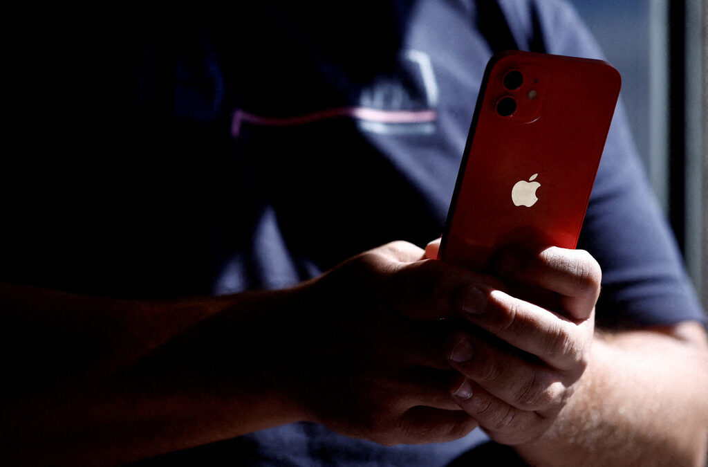 "Епъл" направи специален ъпдейт за iPhone12 за Франция