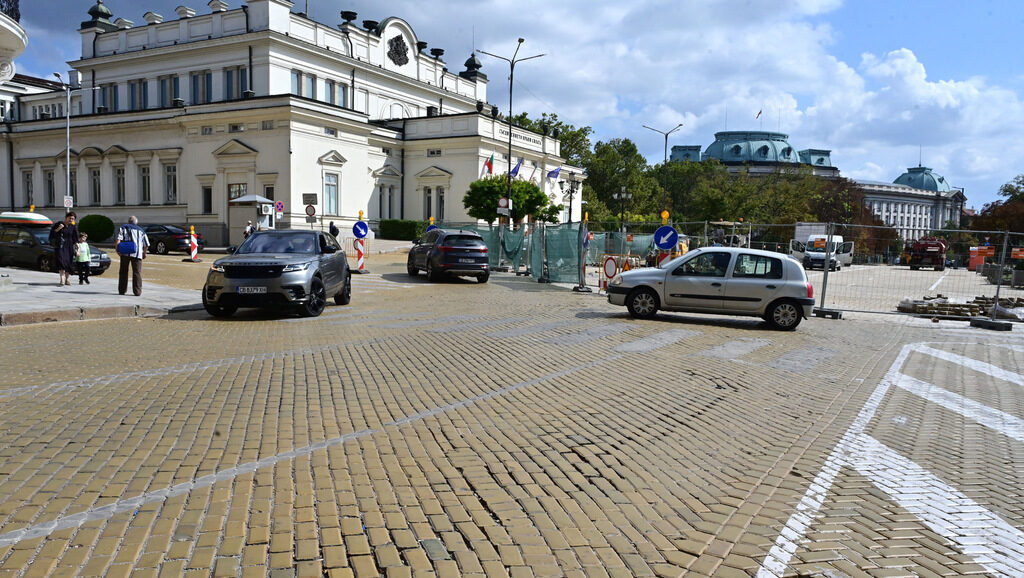 Движението по жълтите павета в центъра на София е пуснато