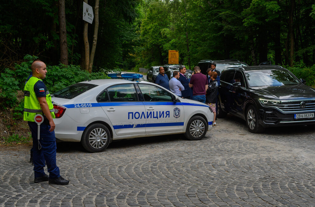 Районът около мястото на убийството беше отцепен от полиция.