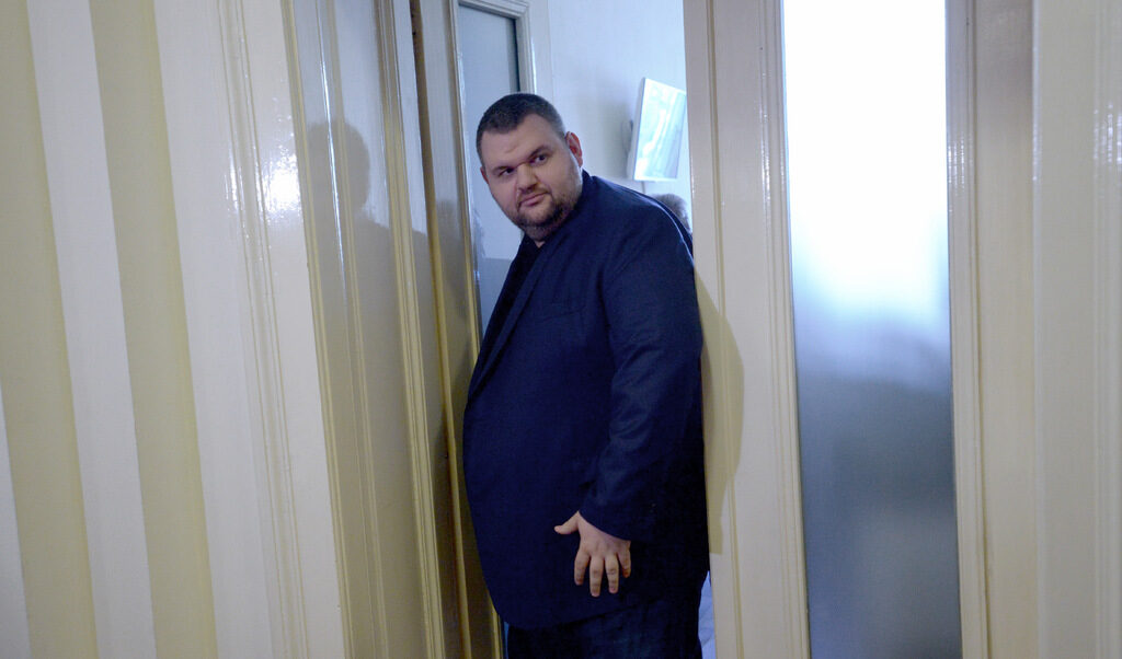 Пеевски настоя за незабавна забрана за влизане в България на автомобили с руска регистрация Пеевски настоя за незабавна забрана за влизане в България на автомобили с руска регистрация