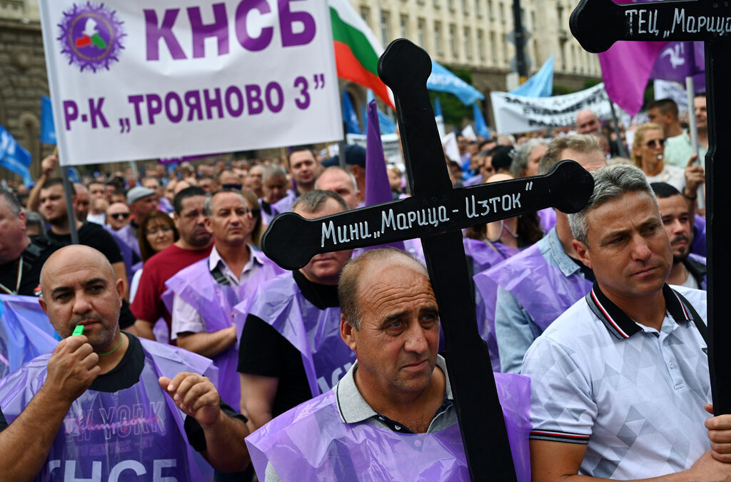 Блокадите продължават, синдикати и протестиращи не отидоха на срещата с енергийния министър
