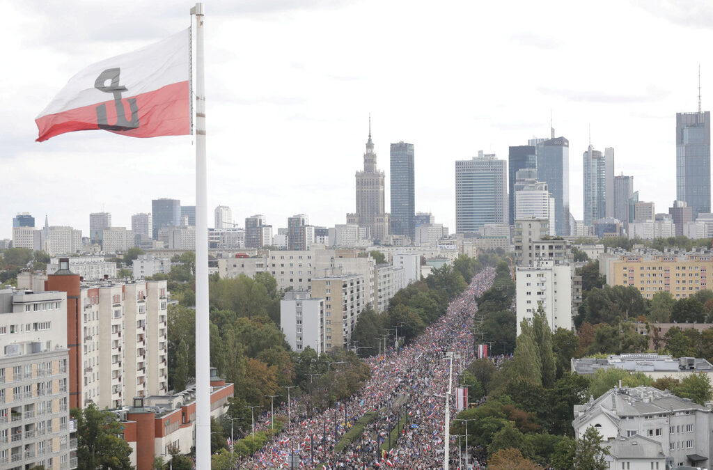 Стотици хиляди излязоха на антиправителствен митинг във Варшава