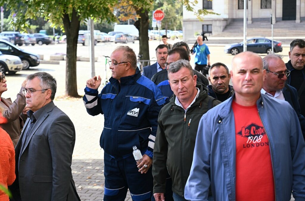 Политиците размислиха и допуснаха всички протестиращи