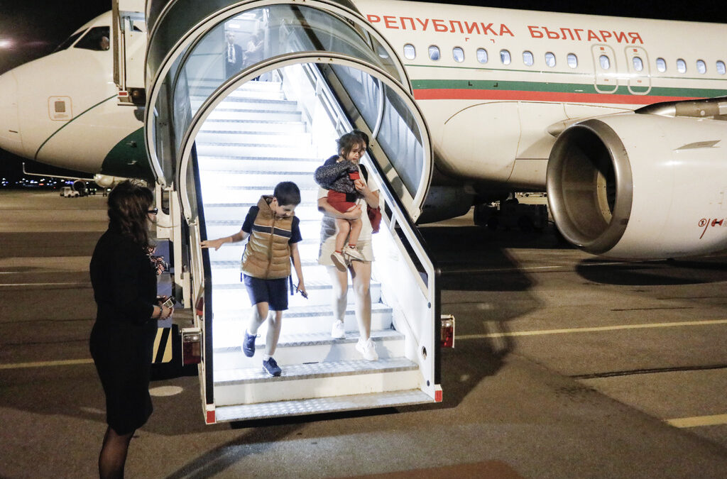 Правителственият "Еърбъс 319" прибра втора група български граждани от Израел Правителственият "Еърбъс 319" прибра втора група български граждани от Израел