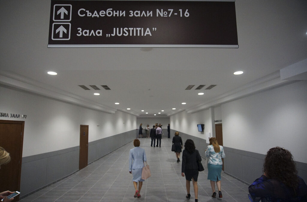 Прокуратурата проверява повторен случай на разлепени некролози на жив съдия