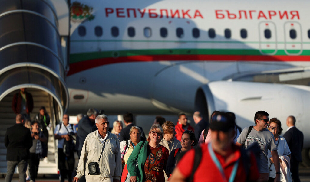 След първия специален полет за извеждане на български граждани от Израел засега не се предвижда нов, организиран от държавата.