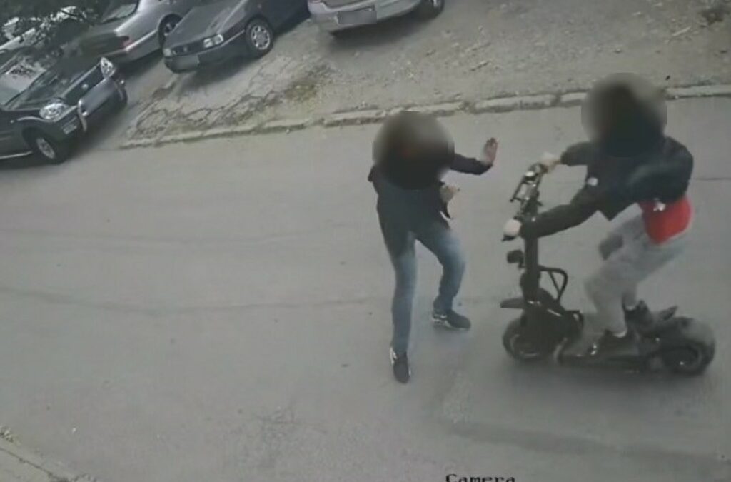 Участник в покупко-продажба на дрога блъсна трима полицаи с електрическа тротинетка Участник в покупко-продажба на дрога блъсна трима полицаи с електрическа тротинетка