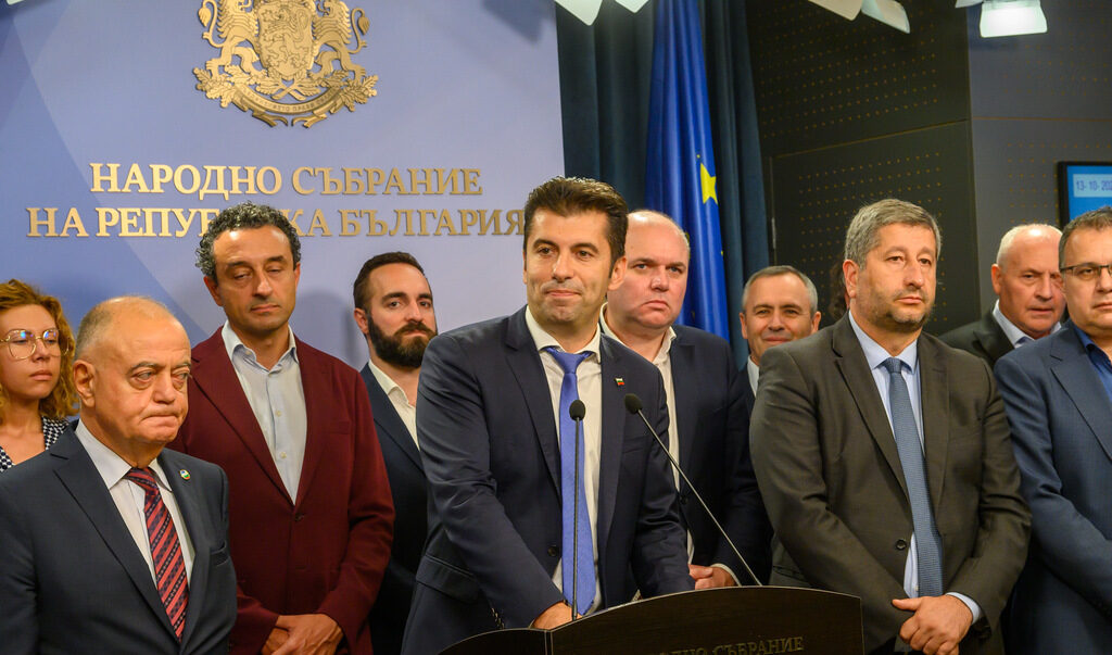 "Продължаваме промяната - Демократична България" приписа оцеляването на кабинета на себе си "Продължаваме промяната - Демократична България" приписа оцеляването на кабинета на себе си