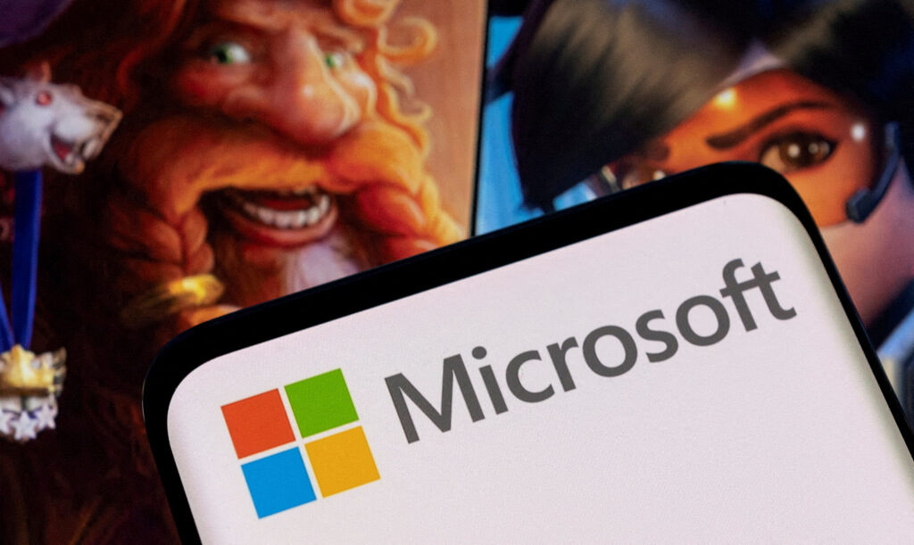 Логото на Microsoft на преден и герои от игрите на Activision Blizzard на заден план Логото на Microsoft на преден и герои от игрите на Activision Blizzard на заден план