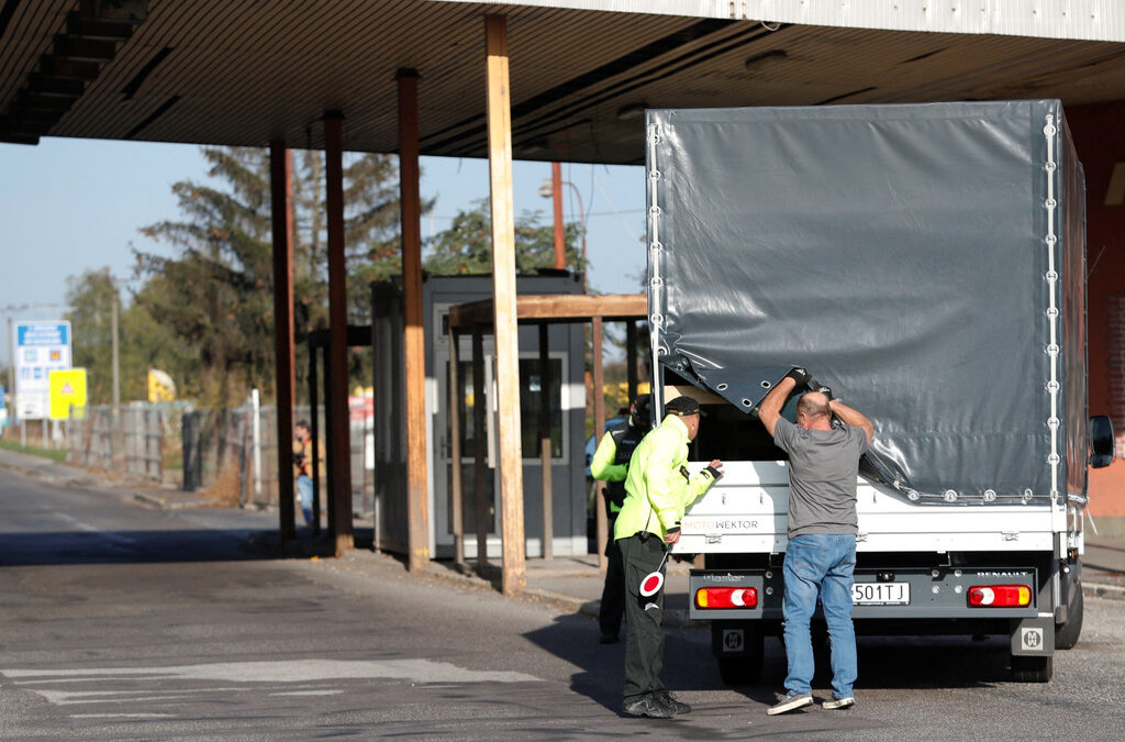 България и Румъния са изпълнили техническите условия за членство в Шенген през 2011 г., но досега не са успявали да убедят всички европейски държави да ги допуснат в безвизовото пространство България и Румъния са изпълнили техническите условия за членство в Шенген през 2011 г., но досега не са успявали да убедят всички европейски държави да ги допуснат в безвизовото пространство