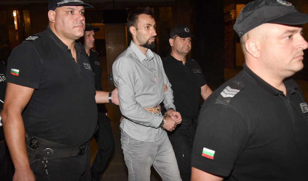 В обясненията си пред съда Орлин Владимиров заяви, че съпругата му е паднала и си е ударила главата.