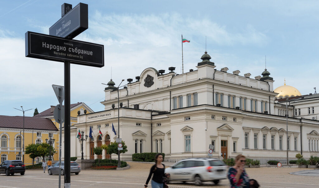 Когато политическата енергия и на управляващите, и на опозицията е обърната навътре, общонационалната перспектива е да се постигат все по-малки и все по-случайни резултати.