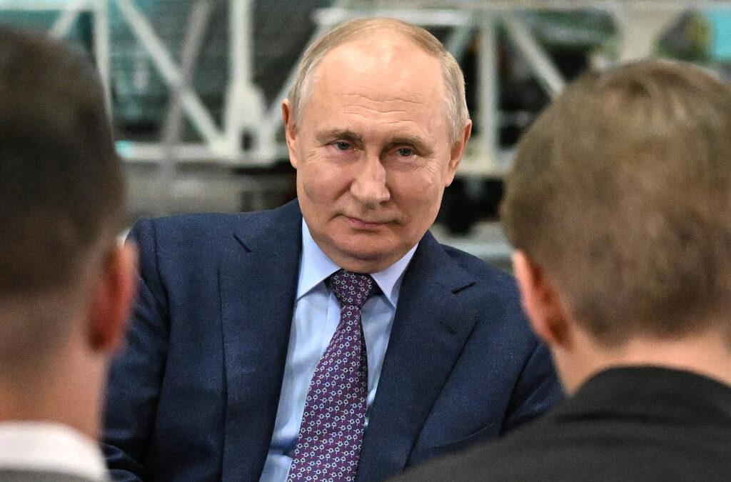 Президентът на Русия Владимир Путин на среща с млади учени в центъра на Ракетно-космическата корпорация "Енергия" в Корольов край Москва, Русия, 26 октомври 2023 г.