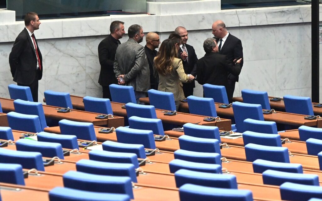 Заседанието на парламента срещу ветото в енергетиката очаквано се провали.