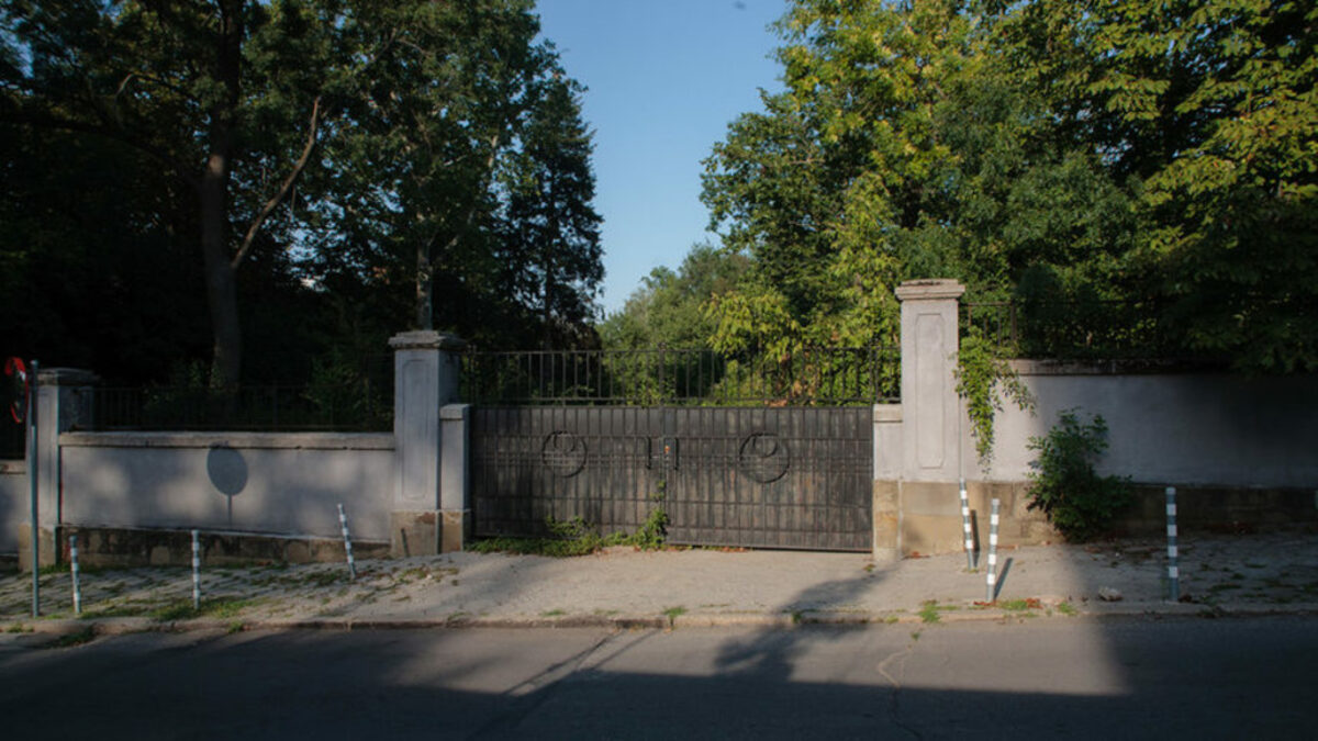 Входът на парка на резиденция "Лозенец". Входът на парка на резиденция "Лозенец".